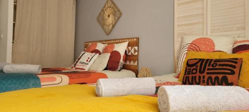 Estanove Apartamento | AMJA Proche clinique Saint-Roch apt 3 chambres 3 salles de bain parking gratuit idéal famille groupe coworking 10 min centre ville 10 min plage 5 min sortie autoroute