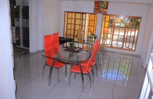 Kasane Cama Y Desayuno | AMOGELANG GUEST HOUSE