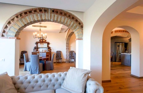 Panzano in Chianti Villa | AMORE RENTALS - Villa Il Tinaio with Private Pool, Garden, Terraces and Parking