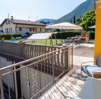 Caprino Veronese Apartamento | Ampio monolocale con piscina
