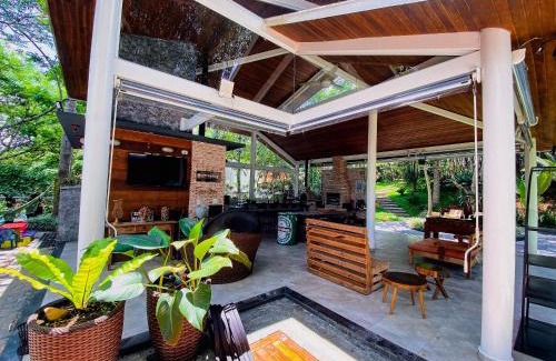 Carapicuiba Casa | Ampla casa em meio à natureza