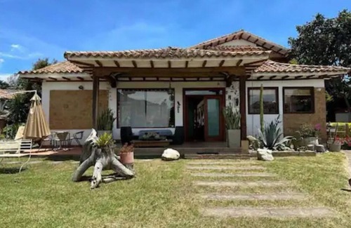 Villa de Leyva Cabaña | Amplia Habitación Cuádruple en Entorno Campestre