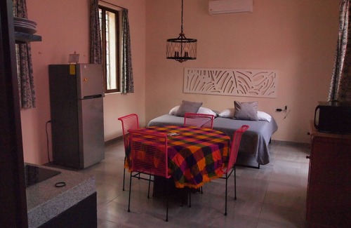 Zona Paseo Montejo Villa | Amplia Suite de 2R con cocineta, comedor, patio y mini alberca privada.