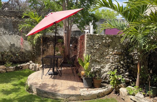 Zona Paseo Montejo Villa | Amplia Suite de 2R con cocineta, comedor, patio y mini alberca privada.