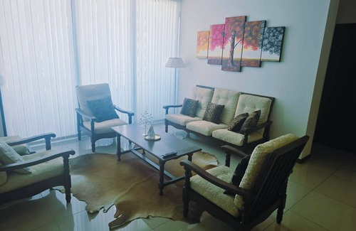 Santa Cruz Apartamento | Amplio apartamento de 4 habitaciones con WiFi y AC en la encantadora Santa Cruz