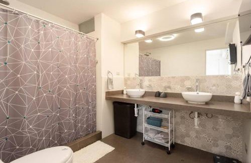 La Victoria Apartamento | Amplio y Familiar 3BR de 3 pisos. Smart Home