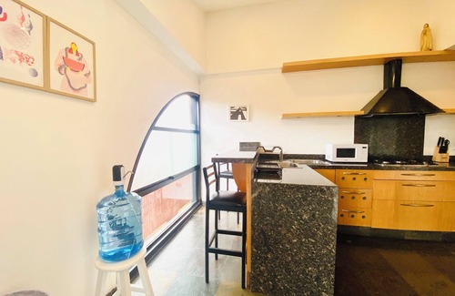 Chacao Apartamento | Cómodo Apto. en piso 6 con mucho arte contemporáneo y vegetación