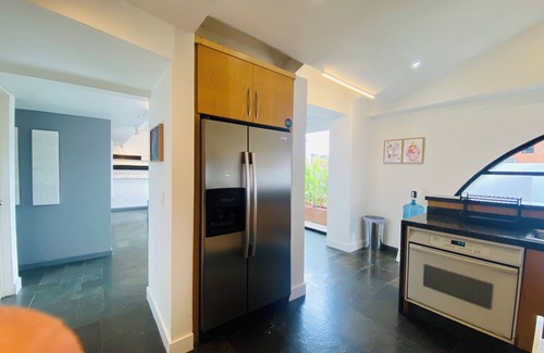 Chacao Apartamento | Cómodo Apto. en piso 6 con mucho arte contemporáneo y vegetación