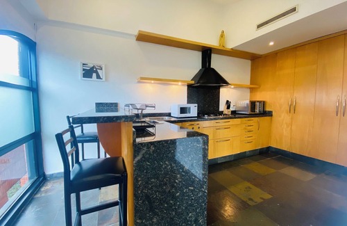 Chacao Apartamento | Cómodo Apto. en piso 6 con mucho arte contemporáneo y vegetación