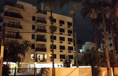 Caioba Apartamento | Amplo, um por Andar, Três Sacadas, Varanda, Sala com 3 Ambientes, 150 m da Praia