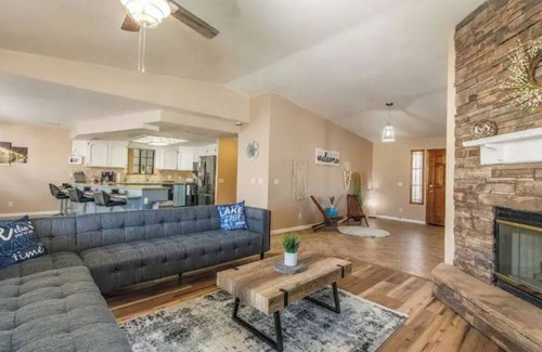 Lake Havasu City Casa | An Adventurer's Retreat ~ Book for Desert Storm! RV Garage! Hot Tub & Pool!