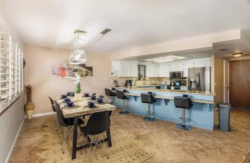 Lake Havasu City Casa | An Adventurer's Retreat ~ Book for Desert Storm! RV Garage! Hot Tub & Pool!