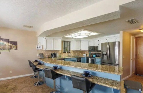 Lake Havasu City Casa | An Adventurer's Retreat ~ Book for Desert Storm! RV Garage! Hot Tub & Pool!