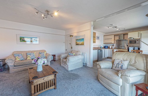 Cemaes Bay Cabaña | An apartment that sleeps 14 guests in 3 bedrooms