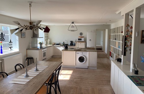 Jadraas Apartamento | An apartment with generous space for socializing with family and friends.