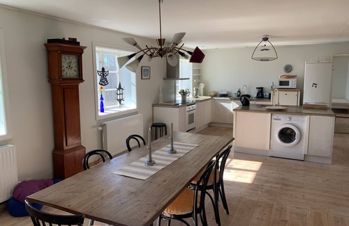 Jadraas Apartamento | An apartment with generous space for socializing with family and friends.