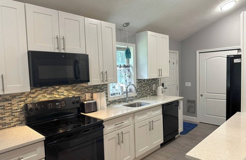 Pocono Summit Casa | An Artist Home and Gallery - 3-Bedroom Home - Newly Renovated