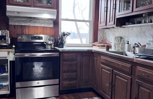 Monroe Casa | An Artistic Lake House, Spacious 3-bedroom house with , fitness room in Monroe