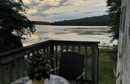Monroe Casa | An Artistic Lake House, Spacious 3-bedroom house with , fitness room in Monroe