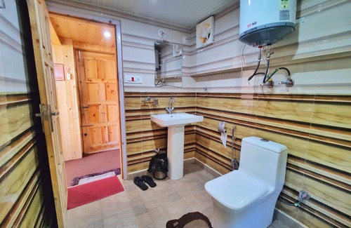 Narkanda Cabaña | An Attic Magical Space -Duplex Room- King size bed
