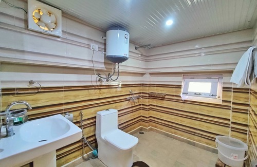 Narkanda Cabaña | An Attic Magical Space -Duplex Room- King size bed
