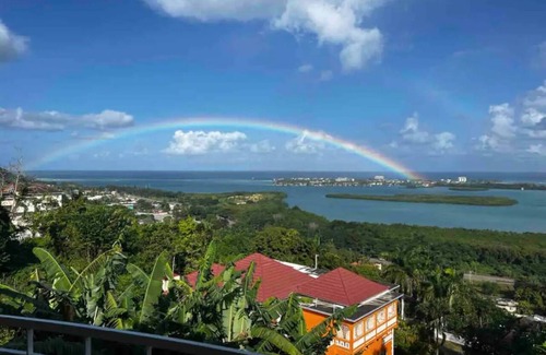 Reading Casa | An earthy, comfortable stay over looking the city. Close beaches, food, airport