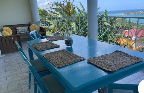 Reading Casa | An earthy, comfortable stay over looking the city. Close beaches, food, airport
