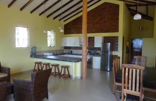 Aserradores Casa | Una nueva construcción de 3 dormitorios / 2 baño elegante casa. Navegar en el paraíso.