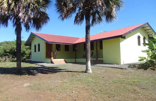 Aserradores Casa | Una nueva construcción de 3 dormitorios / 2 baño elegante casa. Navegar en el paraíso.