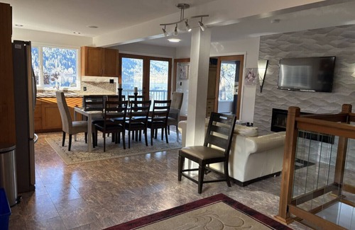 Nelson Cabaña | Cali Suite ~ Un refugio elegante con vista al hermoso lago Kootenay.