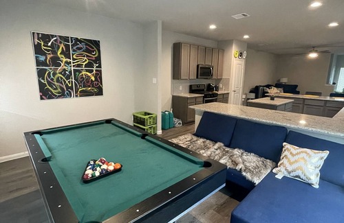 Conroe Casa | An Entire House with 5 bedrooms , 2.5 baths and 2 living room spaces