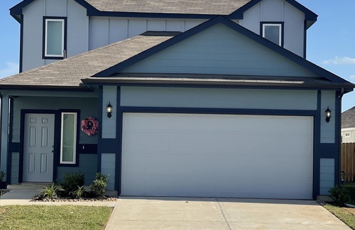 Conroe Casa | An Entire House with 5 bedrooms , 2.5 baths and 2 living room spaces