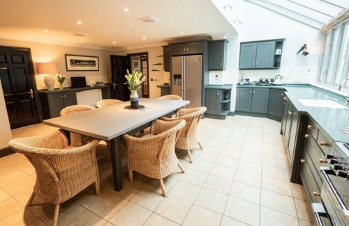 Newport Casa | An exceptional place to gather on the sea shore
