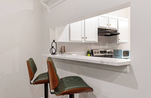 Southwest Raleigh Condominio | An executive North Raleigh Oasis with style, comfort, and seamless productivity.