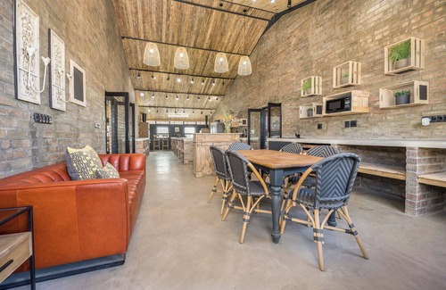 Stellenbosch Apartamento | An exquisite, spacious 2-bedroom apartment in the heart of the Winelands.