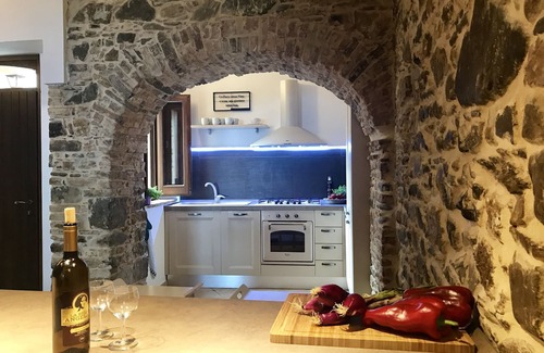 Roseto Capo Spulico Apartamento | Un apartamento histórico de lujo con vistas panorámicas sobre la costa jónica y el mar.