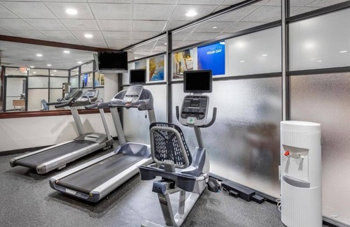 Paramus Casa | An inviting stay near NYC