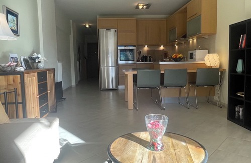Vouliagmeni Apartamento | Un sentimiento isleño - hermoso apartamento en Vouliagmeni, costa sur de Atenas