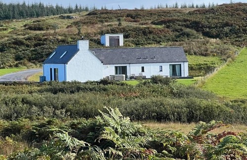 Nerabus Casa | An Linnean: Cosy serene island escape with sea views / hot tub. Pet-friendly