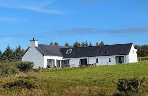 Nerabus Casa | An Linnean: Cosy serene island escape with sea views / hot tub. Pet-friendly