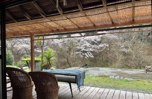 Matsusaka Casa | An old house with a spacious kitchen surrounded by mountains and clear streams