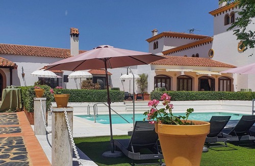 La Granada de Rio-Tinto Casa | An unforgettable vacation full of sun and relaxation awaits you in this vacation home with pool.