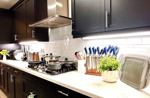 Southwest Anaheim Casa | Anaheim luxury home/8 king/theater/ game room/3.5 bathR/elevator/near Disneyland