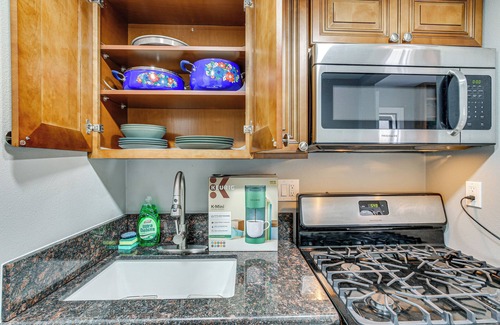 Anaheim Hills Apartamento | Anaheim Studio w/ Fireplace: 14 Mi to Disneyland!