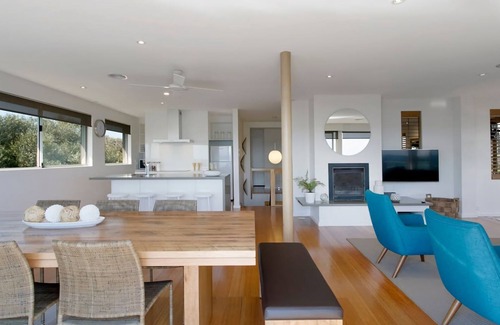 Frankston Casa | Anchor Beachfront Retreat: moderno, admite mascotas, en la playa, vistas al agua, chimenea, wifi