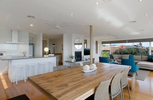 Frankston Casa | Anchor Beachfront Retreat: moderno, admite mascotas, en la playa, vistas al agua, chimenea, wifi