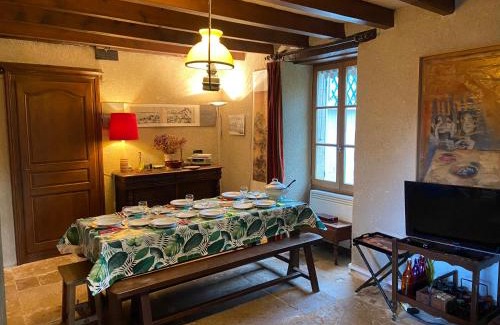Jailly-les-Moulins Casa | Ancienne ferme Bourguignonne en bord de rivière, grand terrain arboré, et clos