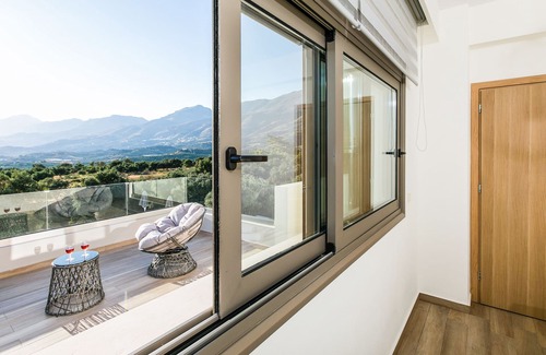 Lefkogeia Villa | Anemolia, villa nueva y lujosa con vistas únicas al mar y a la montaña, piscina privada