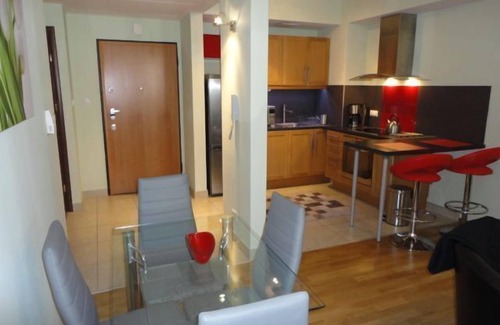 City Centre Apartamento | Ángel Plaza Apt. cerca del casco antiguo con balcón, estacionamiento espacio, aire, Conserje las 24 horas