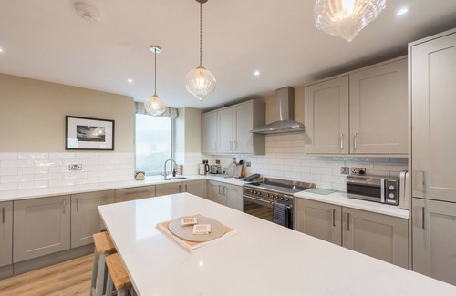 Cylch-Y-Garn Casa | Anglesey coastal retreat, 4 bedrooms, sleeping 8, modern amenities, ocean view, 5 mins from beach